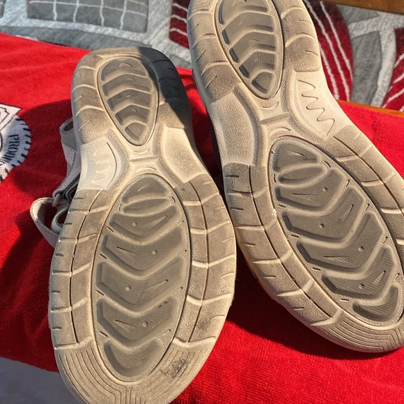 EUC sandal-9 - Picture 2 of 4